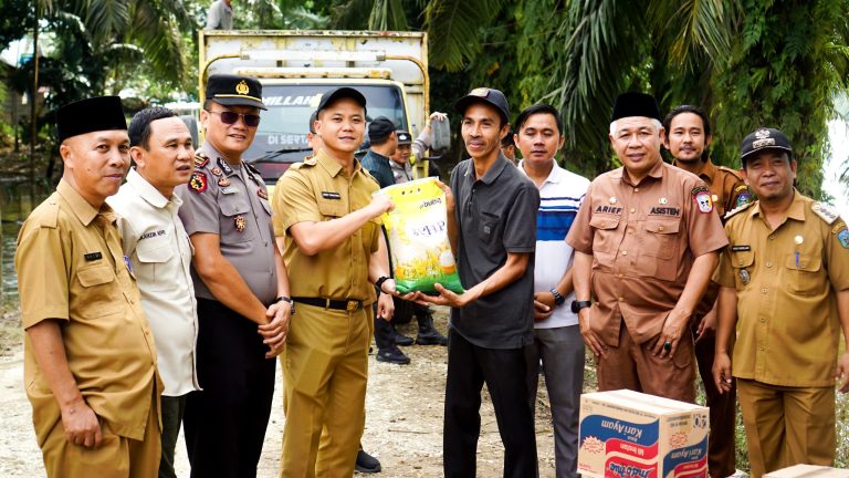 Sapa Korban Banjir, Wabub Sarolangun Salurkan Bantuan di Mandiangin