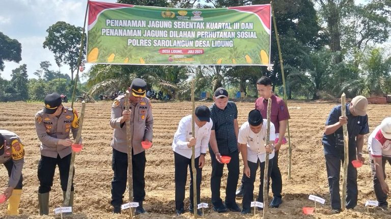 Wabup Gerry Trisatwika Bersama Polres Sarolangun Tanam Jagung Di Desa Lidung