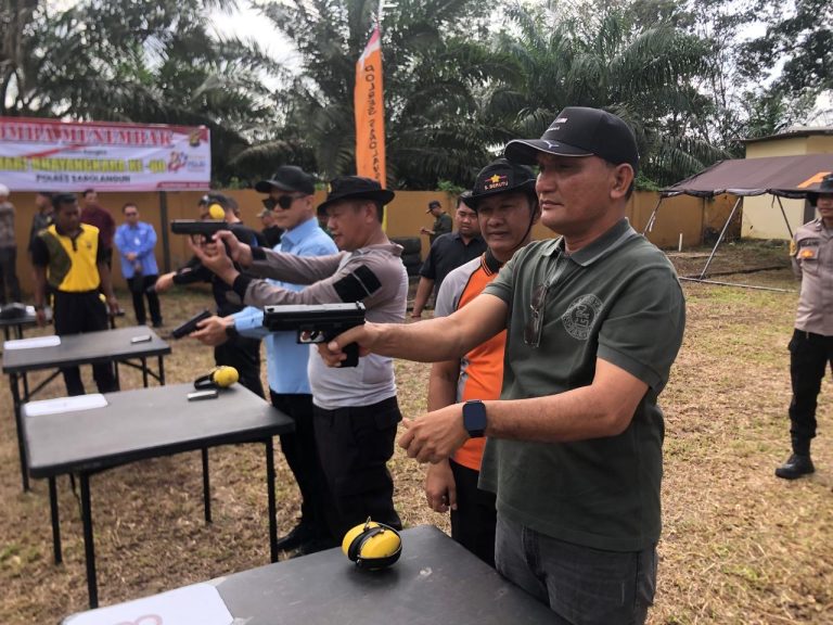 Bupati Sarolangun Ikut Lomba Menembak di Mapolres