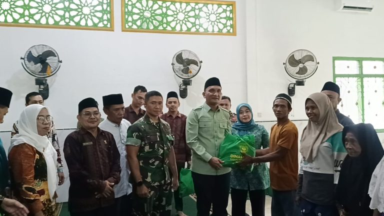 Bupati Sarolangun Beri Bantuan Warga Desa Mangun Joyo