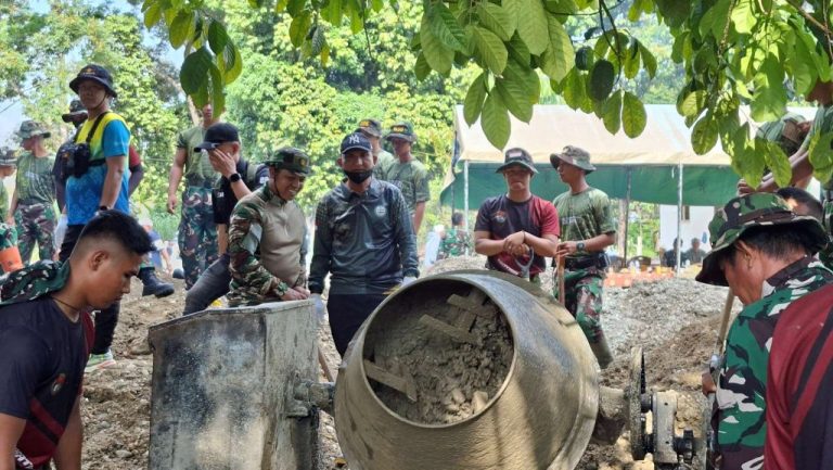 Karya Bakti Skala Besar TNI, Bupati Sarolangun Bersama Forkopimda Cor Jalan Rusak di Teluk Rendah