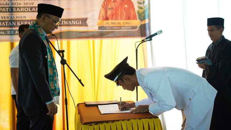 Bupati Sarolangun Lantik PAW Kades Siliwangi, Pesan Dorong Kemajuan Desa