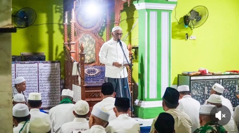 Bupati Sarolangun Beserta Jajaran Sholat Subuh Berjamaah di Lubuk Sayak