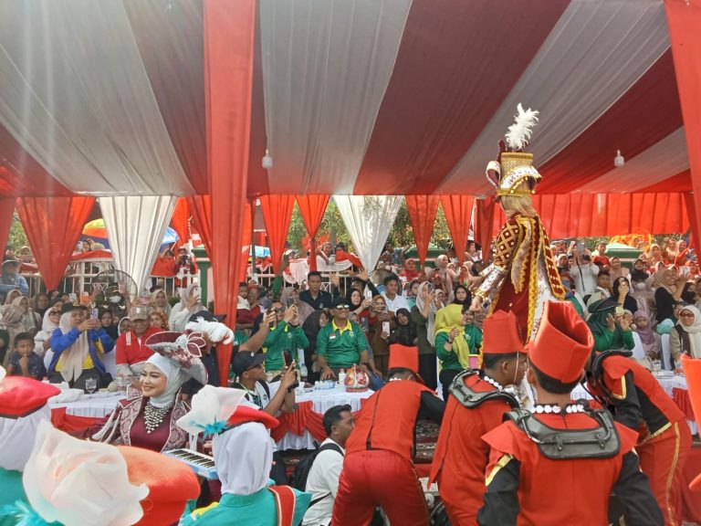 Bupati Puji Karnaval Pawai Budaya HUT RI ke 81 di Sarolangun