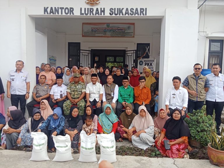 Bupati Hurmin Serahkan Bantuan Pangan Beras
